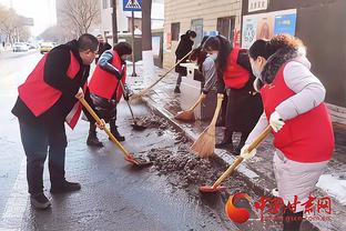 Niềm vui của Lê Đức Duẩn và gia đình khi được tuyển thẳng vào Học viện Quân Y.
